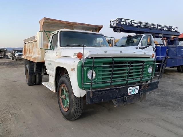 Image of Ford F-700 equipment image 1