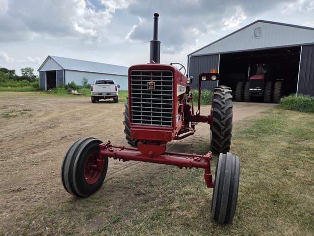 Image of International Harvester 656 equipment image 1