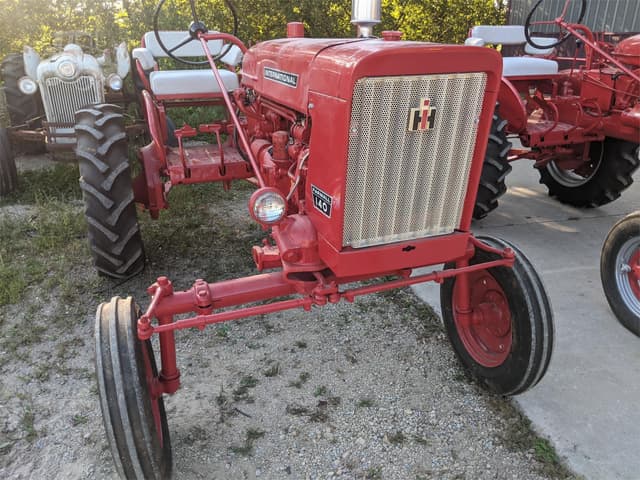 Image of International Harvester 140 equipment image 4