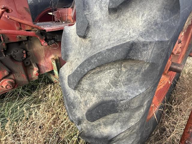 Image of International Harvester 656 equipment image 3