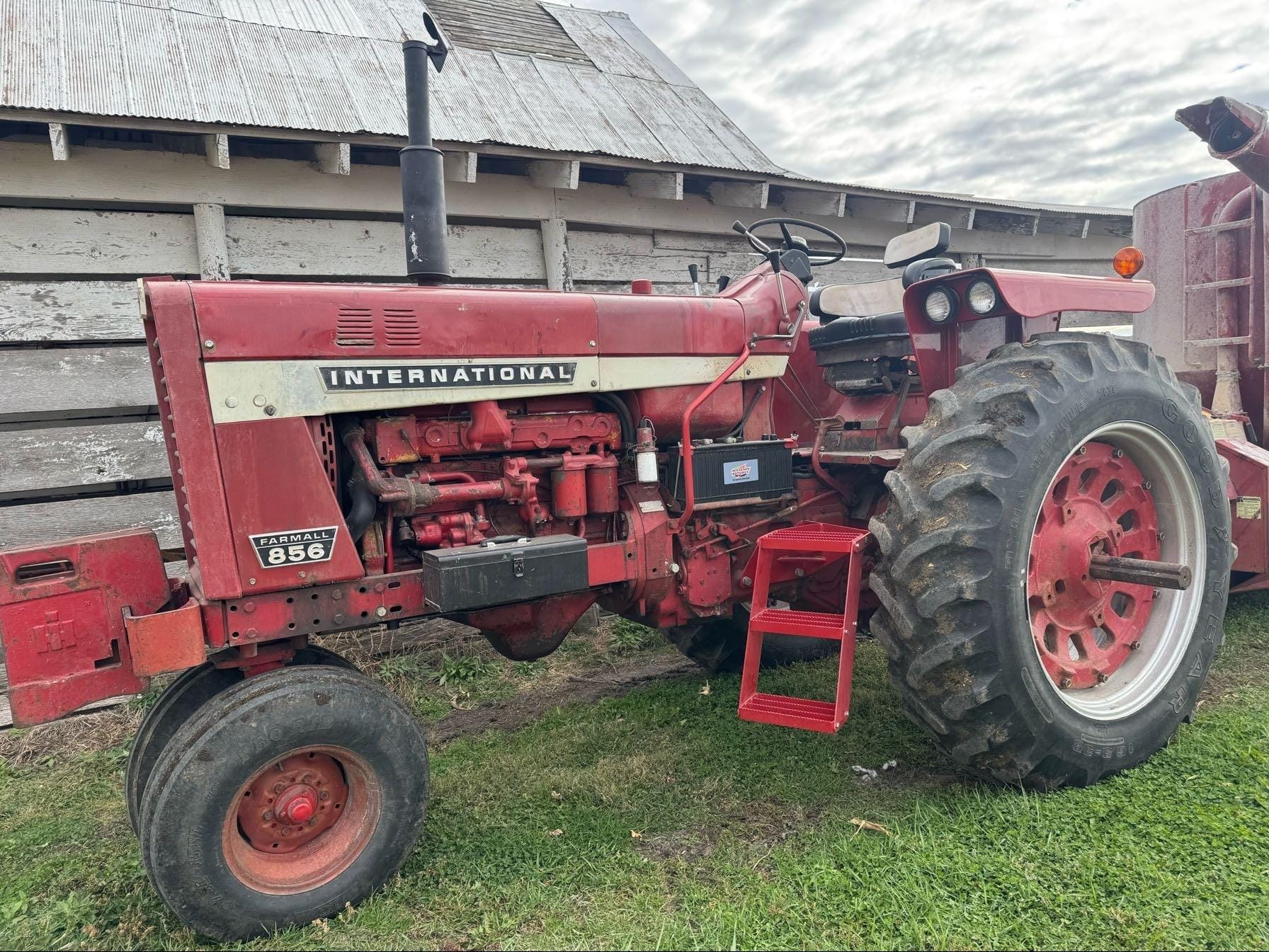 1968 International Harvester 856 Equipment Image0