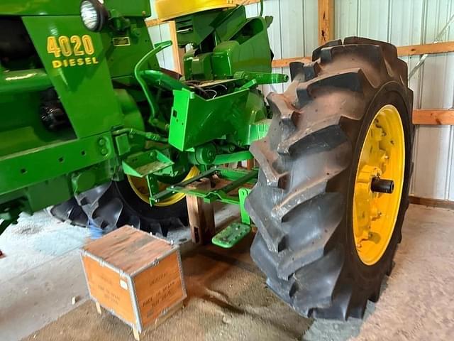Image of John Deere 4020 equipment image 2