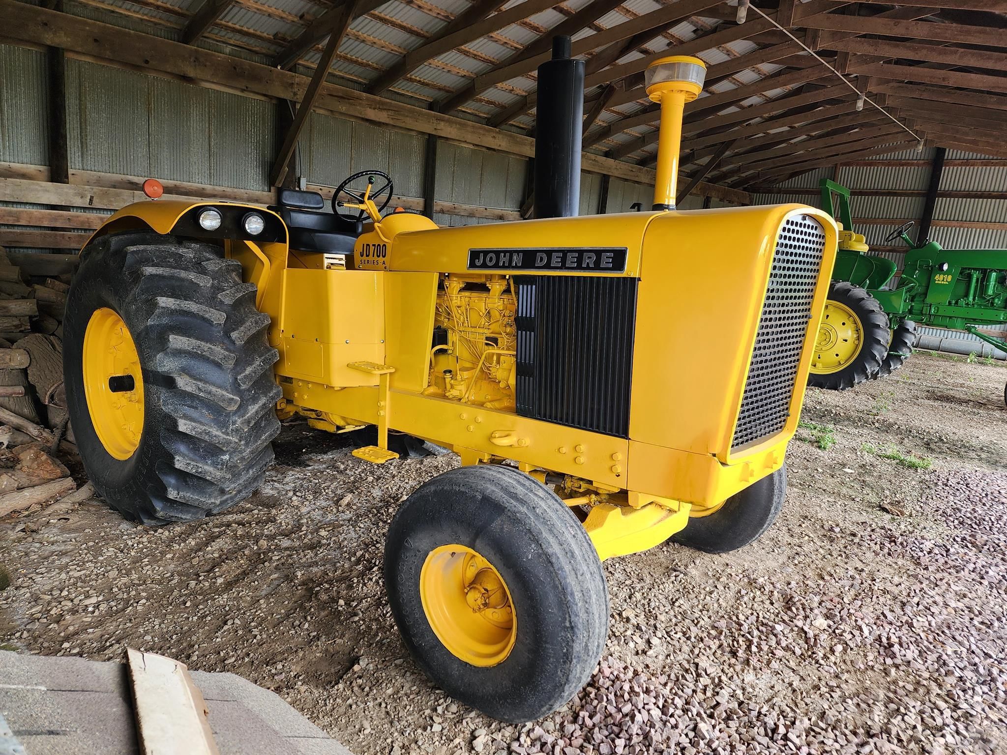 1968 John Deere 700A Equipment Image0