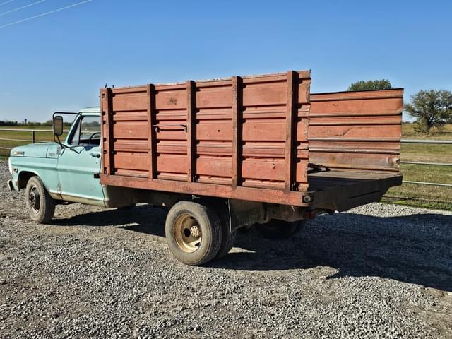 Image of Ford F-350 equipment image 2