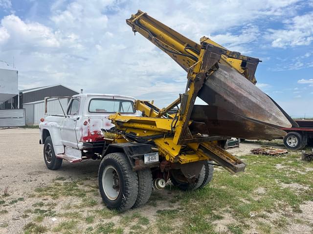 Image of Ford F-700 equipment image 4