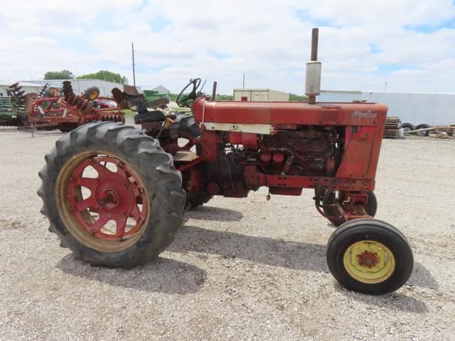 Image of International Harvester 656 equipment image 4