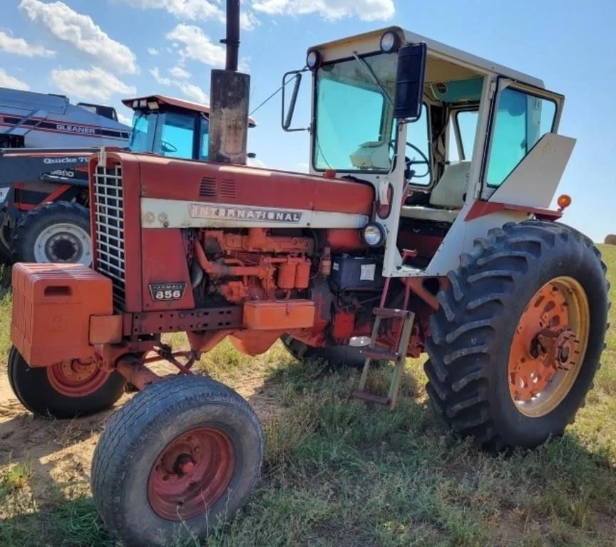 1969 International Harvester 856 Equipment Image0
