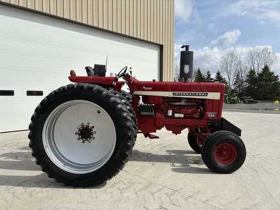 Image of International Harvester 826 equipment image 2