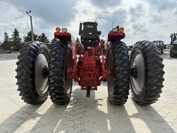 Image of International Harvester 826 equipment image 4