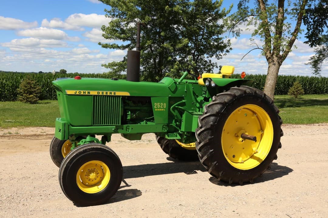 Image of John Deere 2520 Primary image