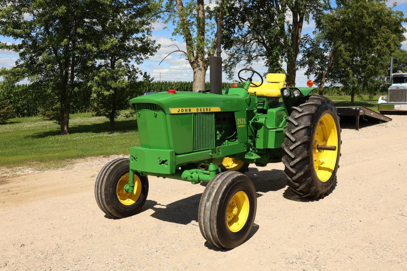 1969 John Deere 2520 Equipment Image0