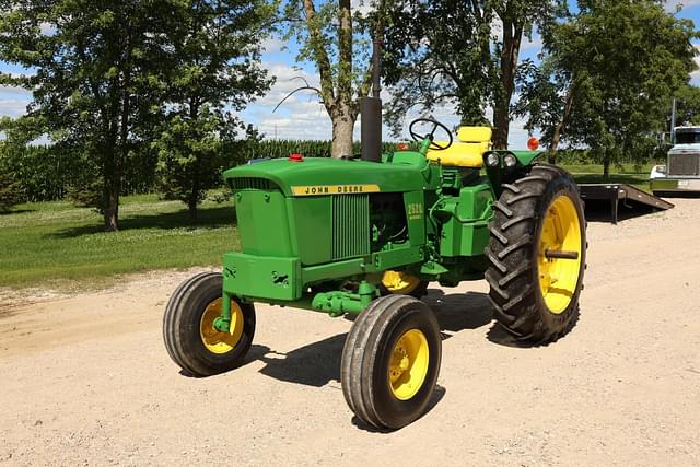 Image of John Deere 2520 equipment image 1
