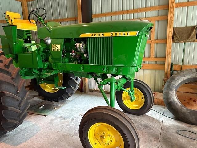 Image of John Deere 2520 equipment image 1