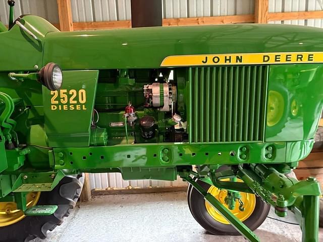 Image of John Deere 2520 equipment image 2