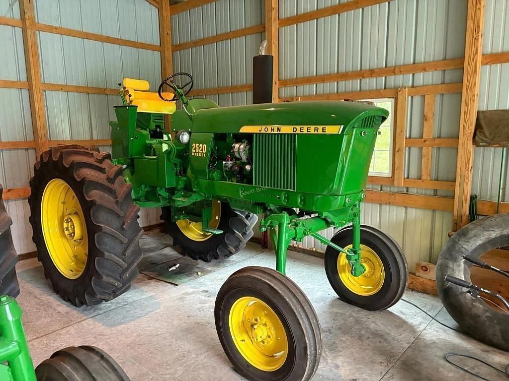 Image of John Deere 2520 Primary image