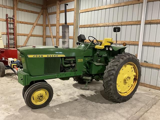 Image of John Deere 2520 equipment image 1
