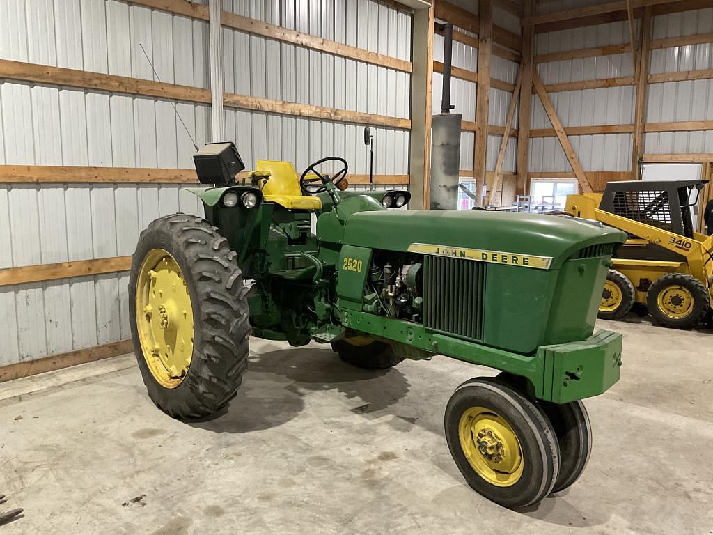 Image of John Deere 2520 Primary image