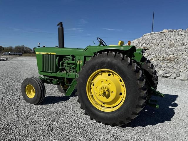 Image of John Deere 4520 equipment image 1