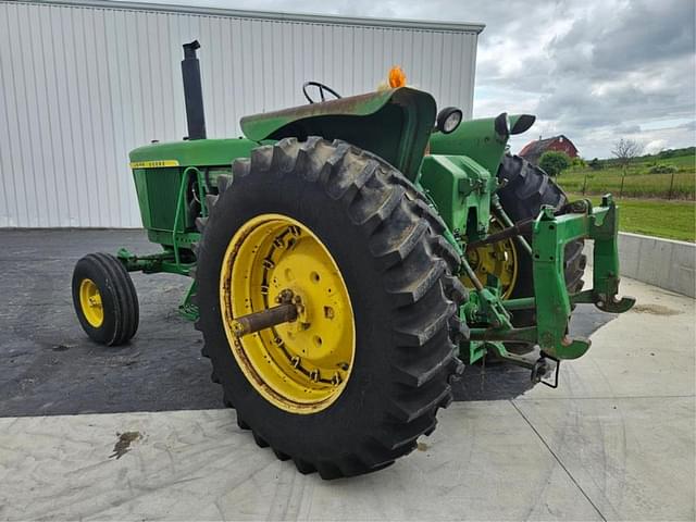 Image of John Deere 4520 equipment image 2