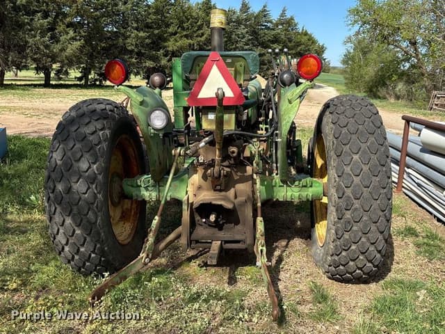 Image of John Deere 820 equipment image 4