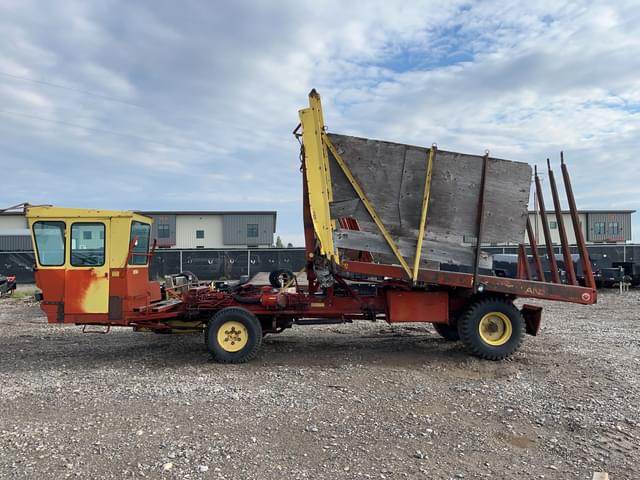 Image of New Holland 1049 equipment image 1