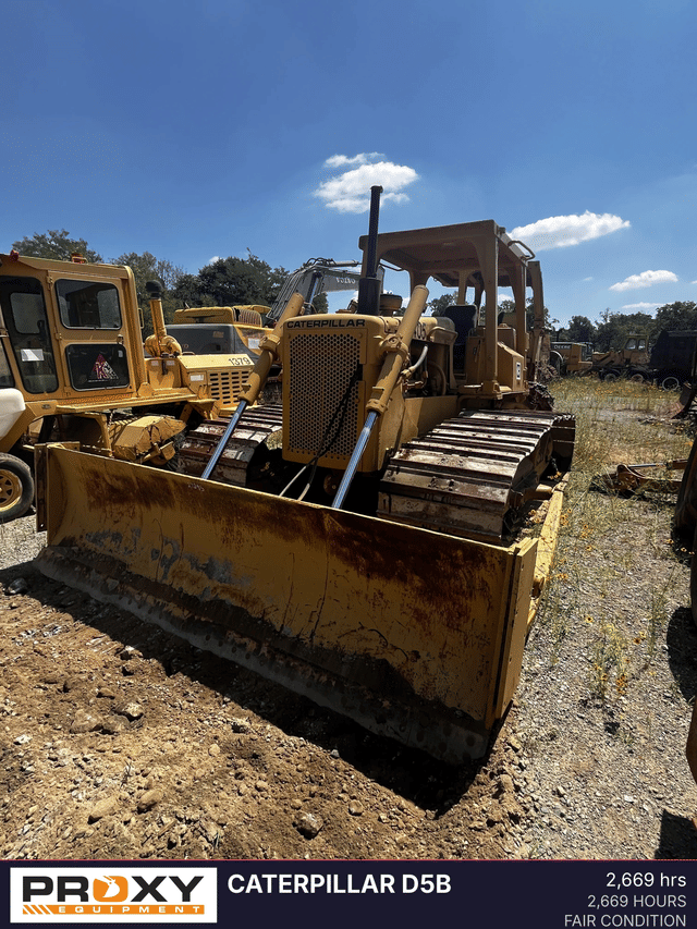 Image of Caterpillar D5B equipment image 2