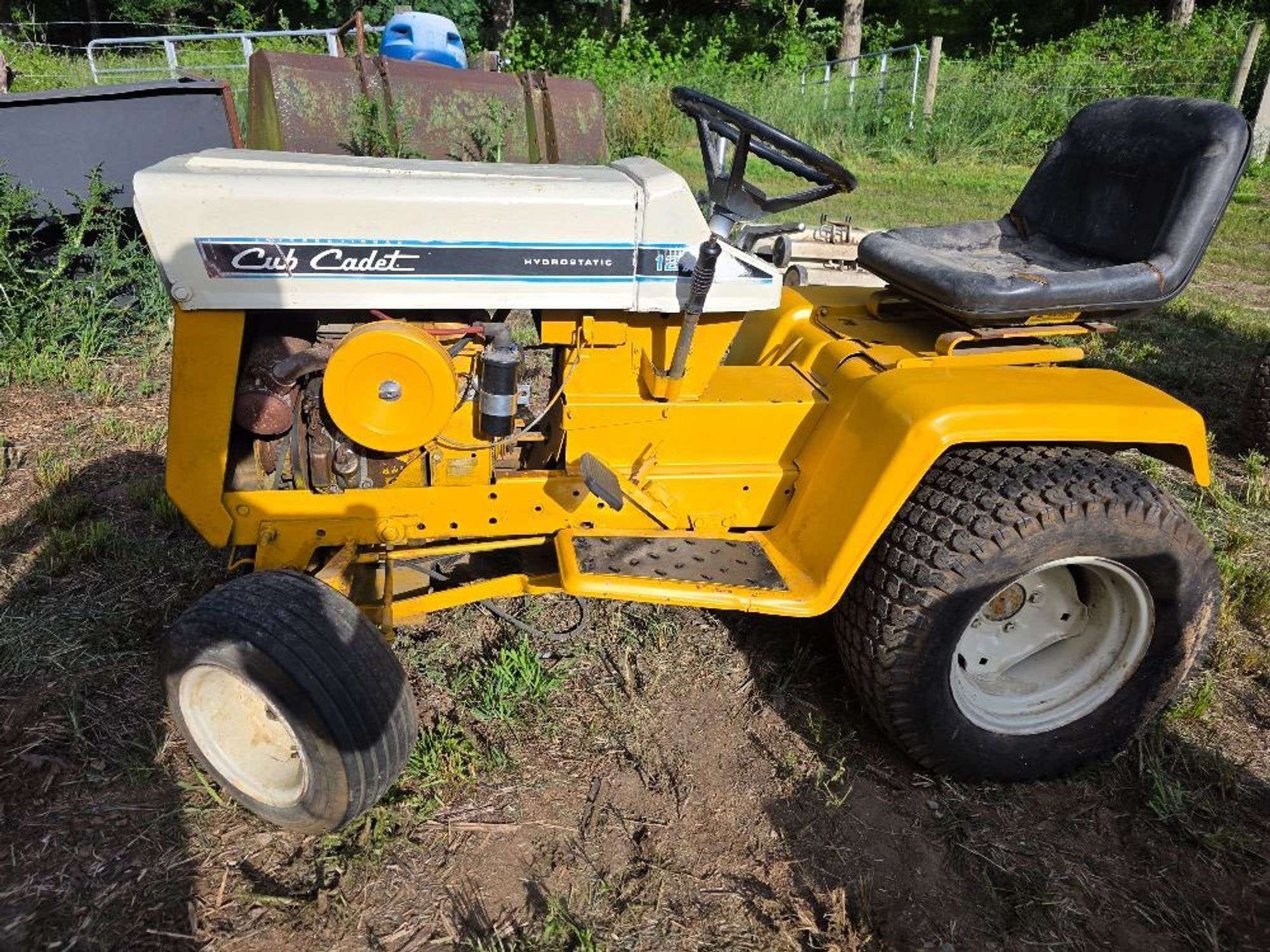1970 Cub Cadet 127 Equipment Image0