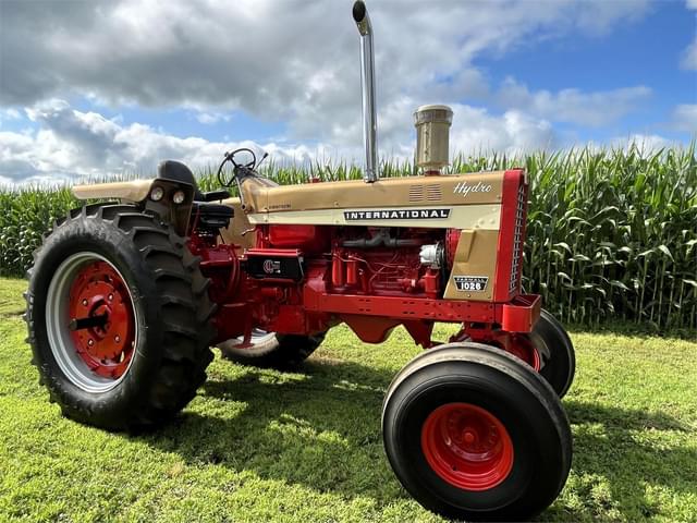 Image of Farmall 1026 equipment image 1