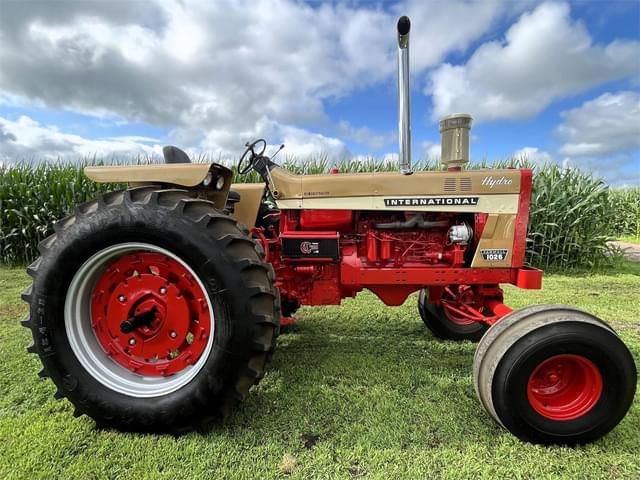 Image of Farmall 1026 equipment image 2