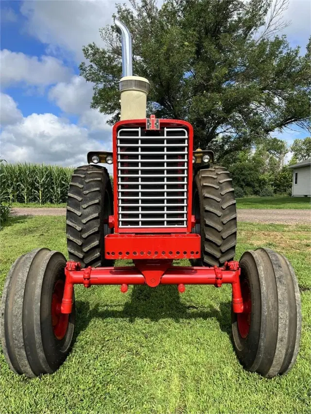 Image of Farmall 1026 equipment image 3