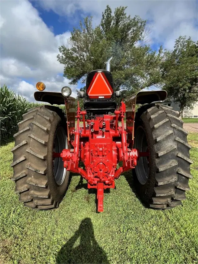 Image of Farmall 1026 equipment image 4