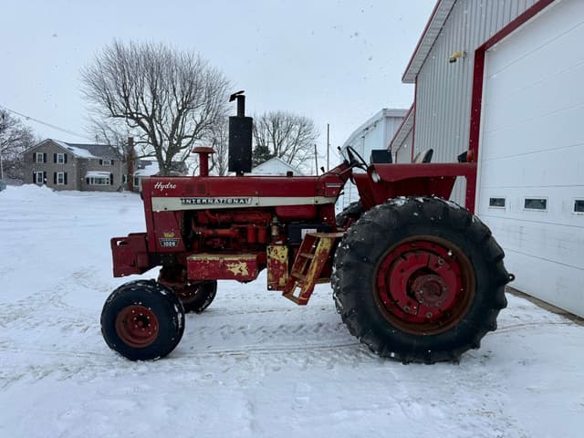 Image of Farmall 1026 equipment image 1