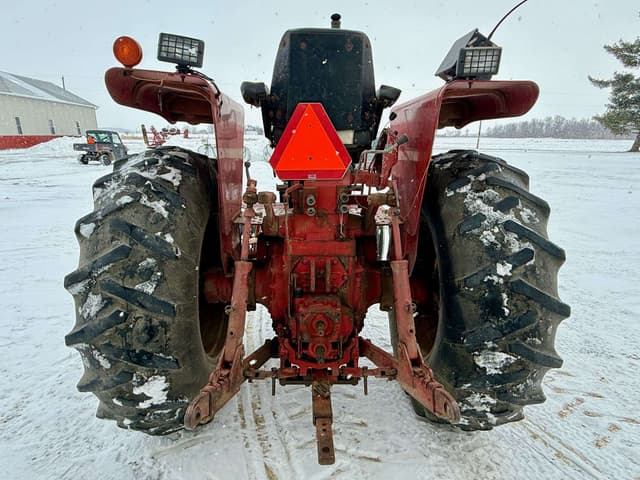 Image of Farmall 1026 equipment image 3
