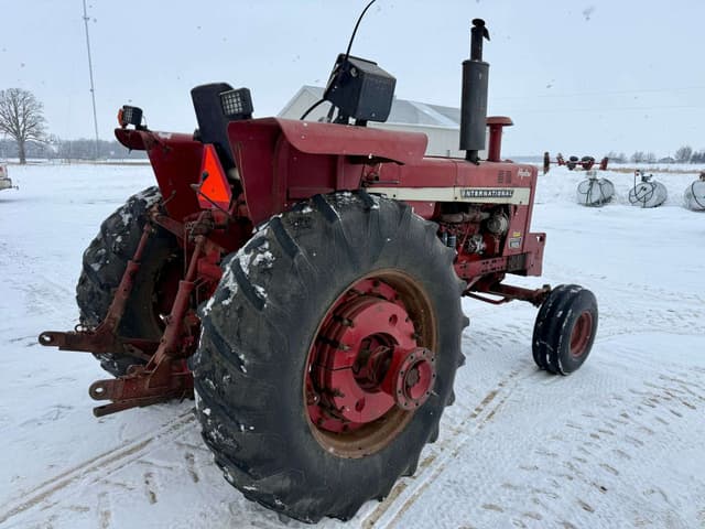 Image of Farmall 1026 equipment image 4