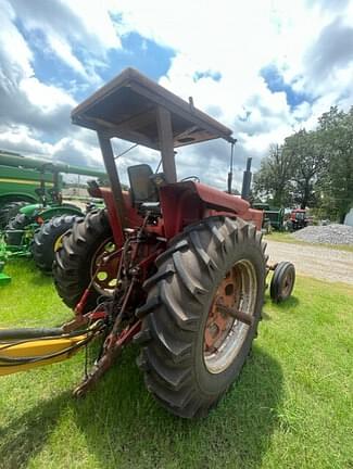 Image of Farmall 806 equipment image 2