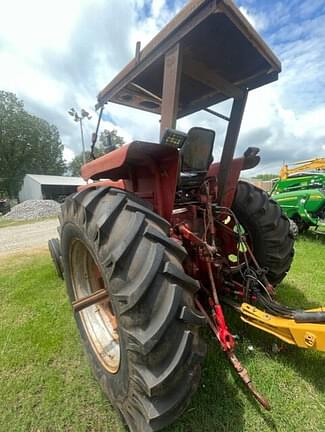 Image of Farmall 806 equipment image 4