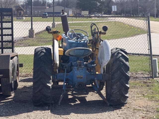 Image of Ford 2000 equipment image 2