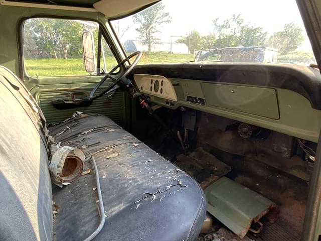Image of Ford F-600 equipment image 3