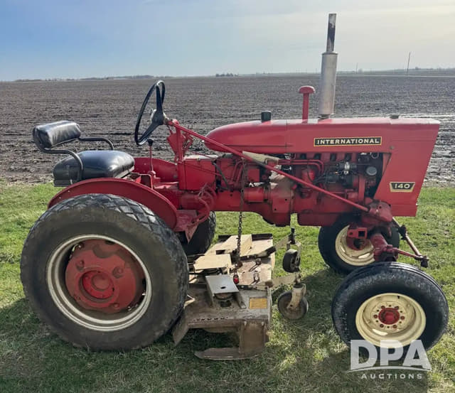 Image of International Harvester 140 equipment image 2