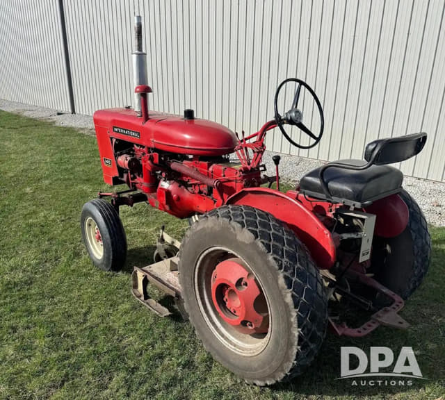 Image of International Harvester 140 equipment image 1