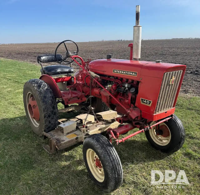 Image of International Harvester 140 equipment image 3