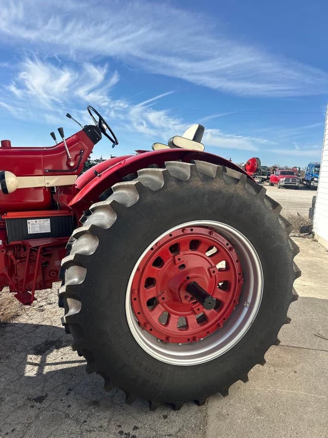 Image of International Harvester 1456 equipment image 3