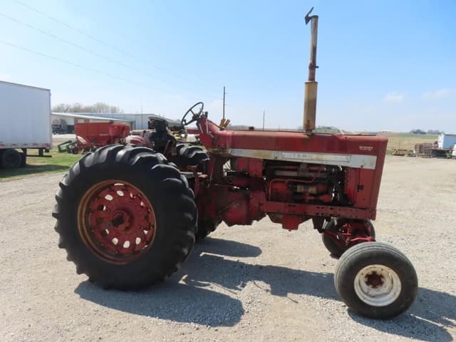Image of International Harvester 826 equipment image 4