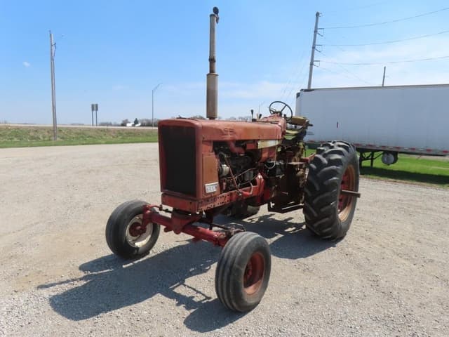 Image of International Harvester 826 equipment image 1