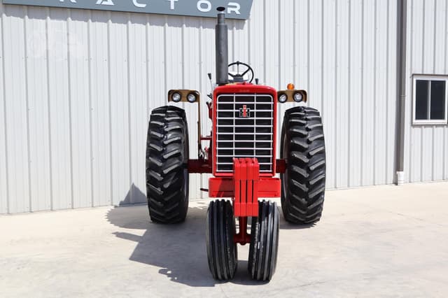 Image of International Harvester 826 equipment image 1