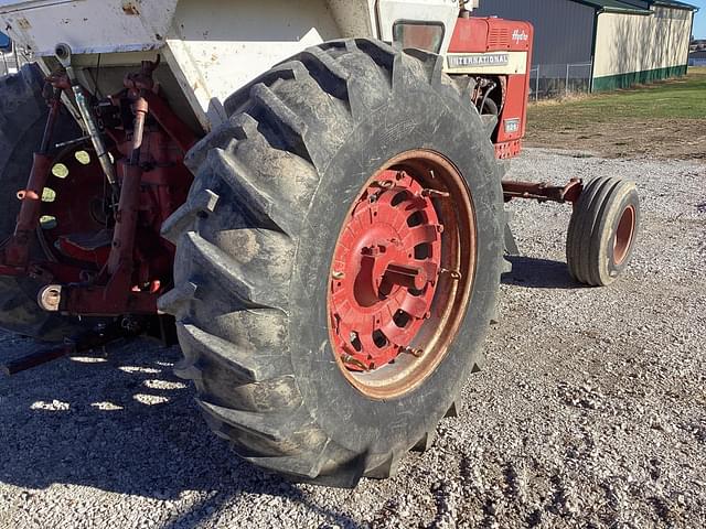 Image of International Harvester 826 equipment image 4