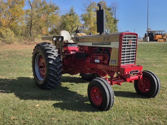 Image of International Harvester 826 equipment image 3