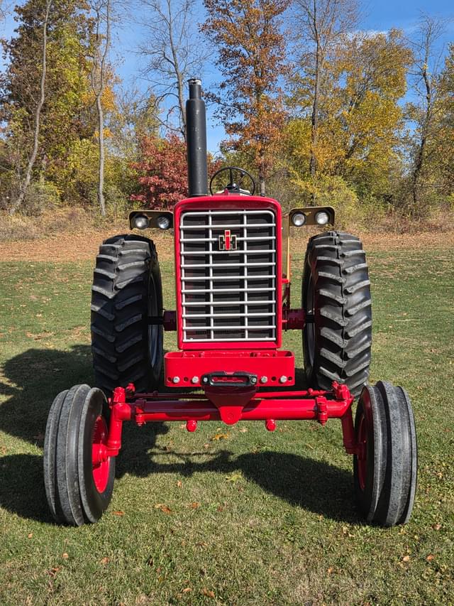 Image of International Harvester 826 equipment image 2