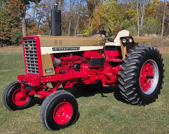 Image of International Harvester 826 equipment image 1