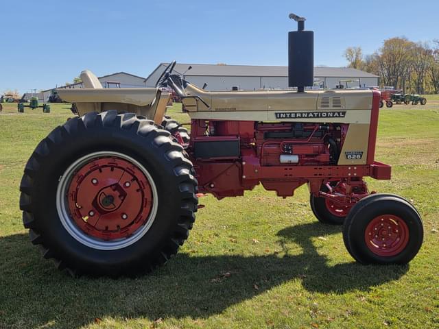 Image of International Harvester 826 equipment image 4